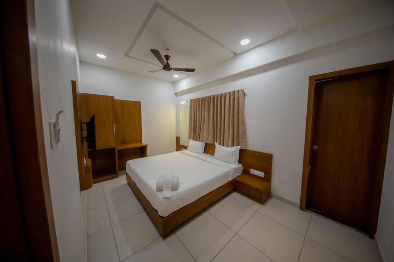 Hotel Venus Veraval Luaran gambar